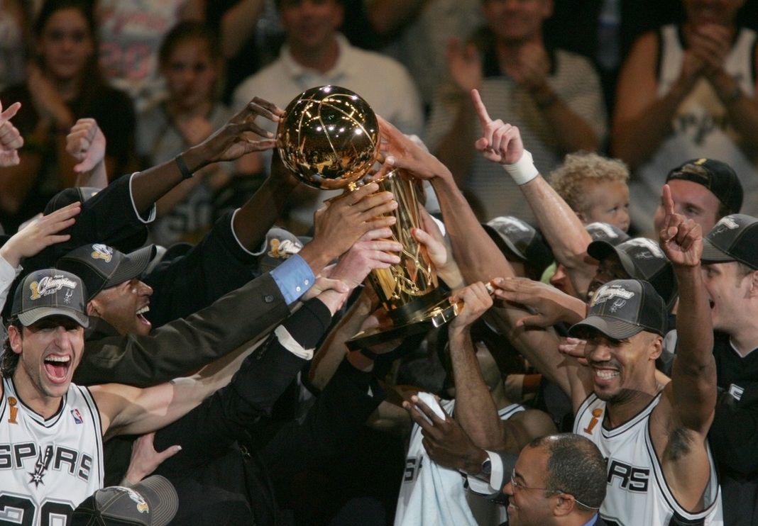 圣安东尼奥马刺发布备战花絮，集结日内部沟通，NBA总决赛任务艰巨，心理建设被强调的简单介绍