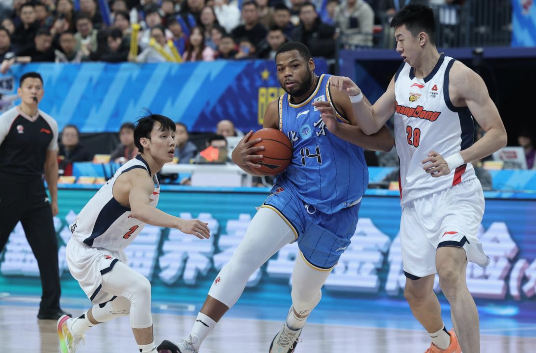 从洛杉矶快船冲刺阶段调整名单到加时末段纽约尼克斯备战CBA季后赛，今晚上海申花完成体检的简单介绍